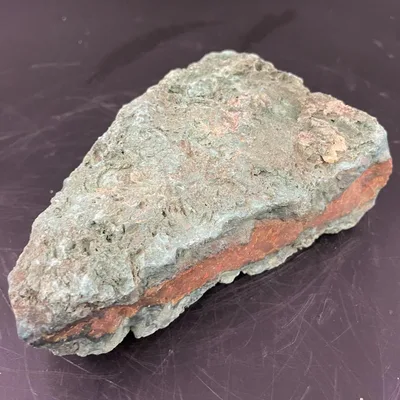 天然石 鉱物標本 緑色母岩 赤褐色鉱脈 約880g R8SA