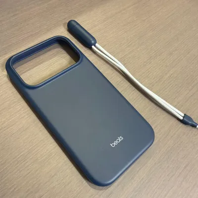Beats iPhone用ケース ストラップ付き