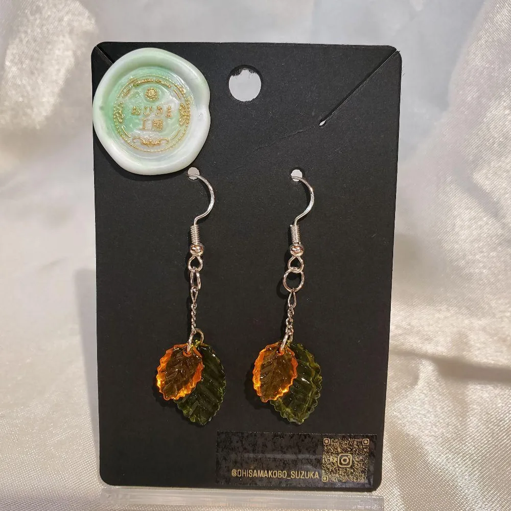 #145 ハンドメイド レジン ピアス 葉っぱ リーフ 秋【イヤリングに変更可】