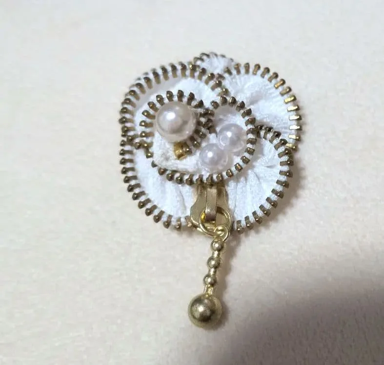 ハンドメイド ファスナーブローチ 白 パール調