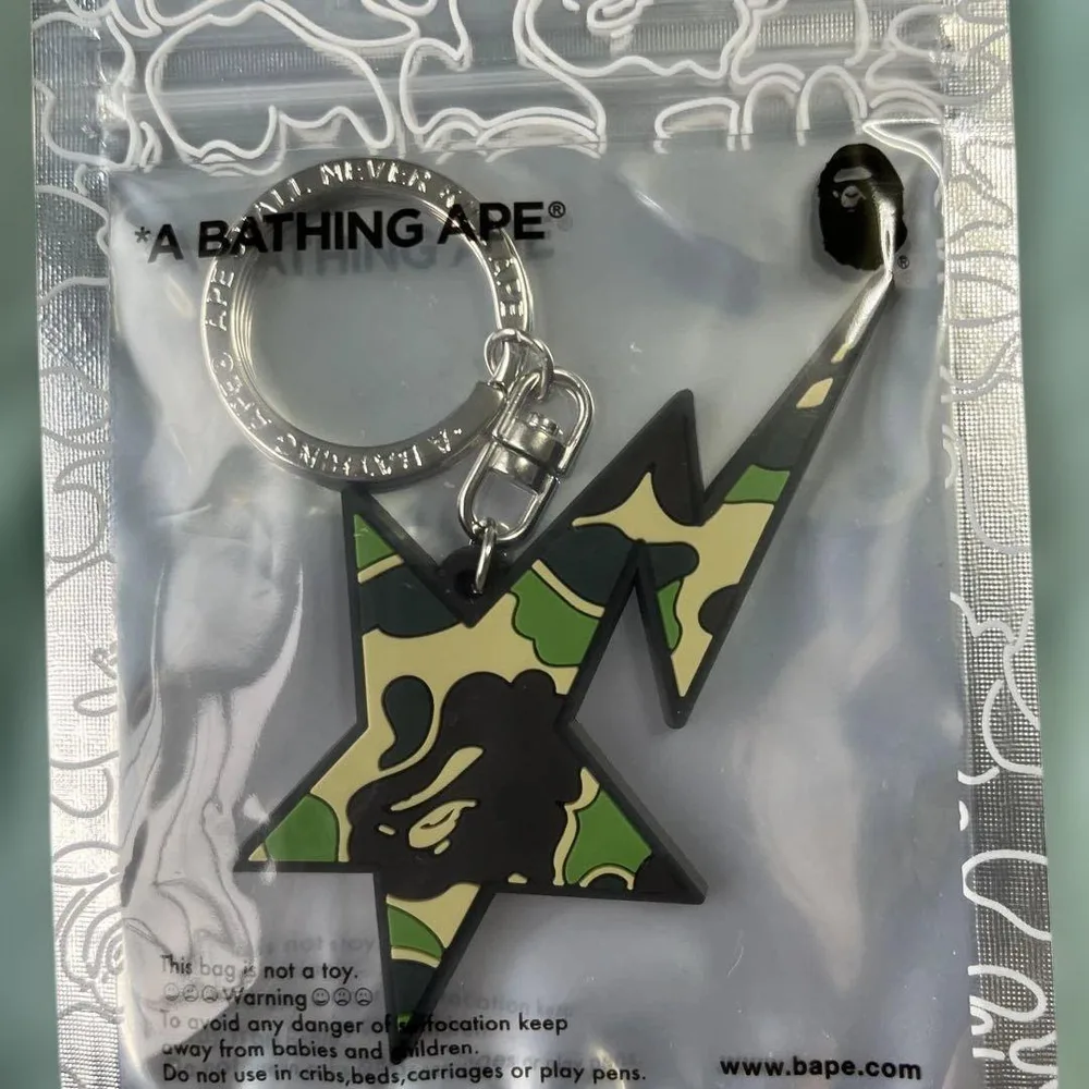 A BATHING APE BAPE พวงกุญแจดาว ลายพรางสีเขียว