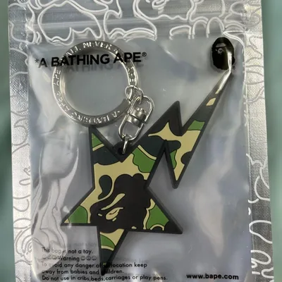 A BATHING APE BAPE พวงกุญแจดาว ลายพรางสีเขียว