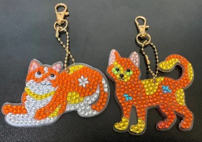 猫のダイヤモンドアート キーホルダー2個セット
