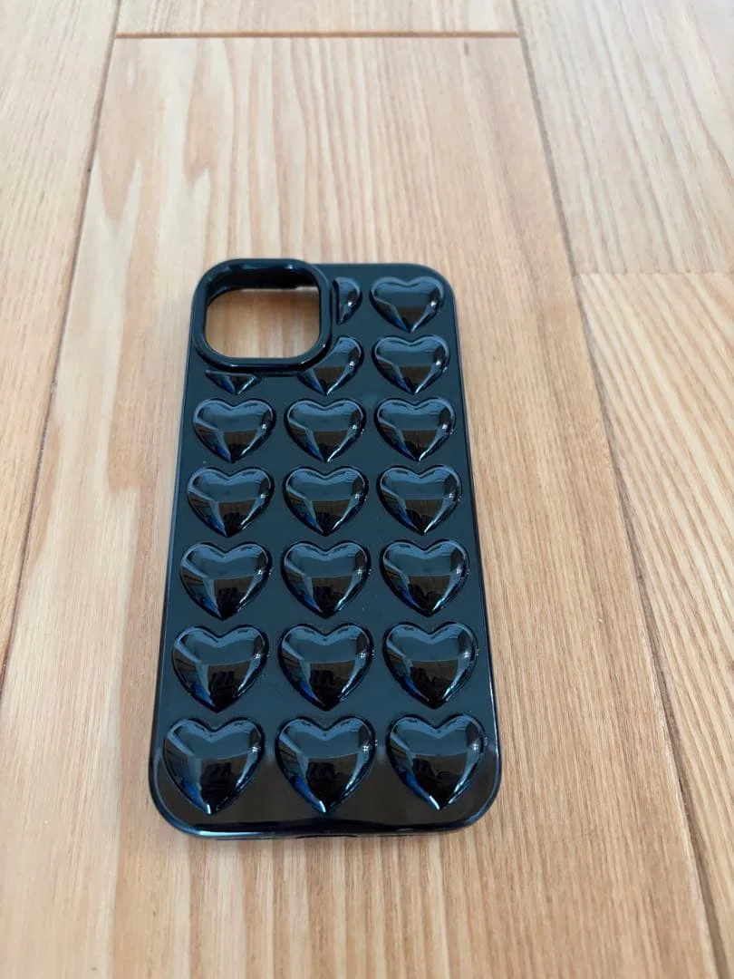 iPhone15用ケース 立体ハートデザイン ブラック