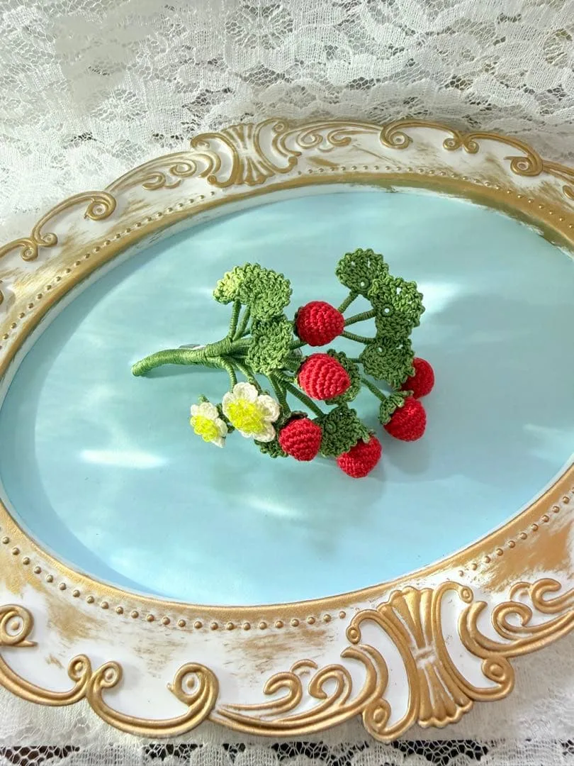 ハンドメイド レース糸 かぎ針編み いちごのブローチ