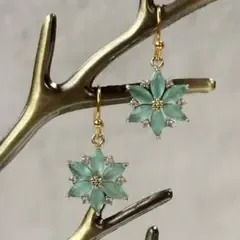 【ハンドメイド ピアス】 サージカルステンレス フラワーチャームのピアス①