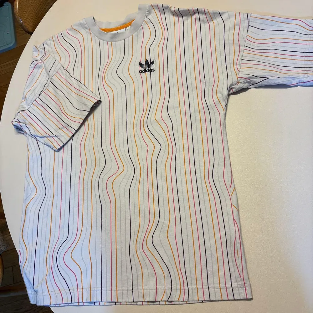 adidas マルチカラー ストライプ Tシャツ