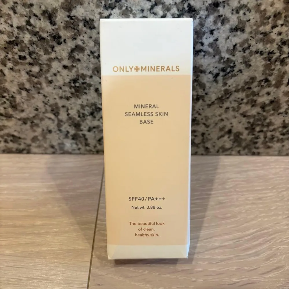 ONLY MINERALS ミネラルシームレススキンベース 01
