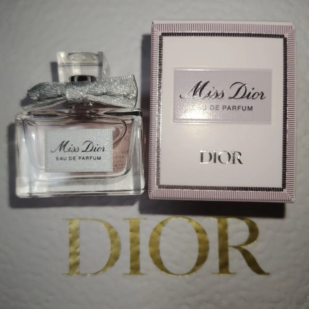 Miss Dior オードゥ パルファン ミニ香水 5ml