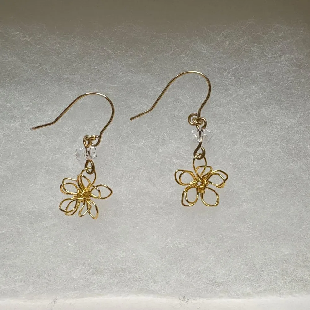 【ハンドメイド】ワイヤーフラワーピアス ゴールドカラー