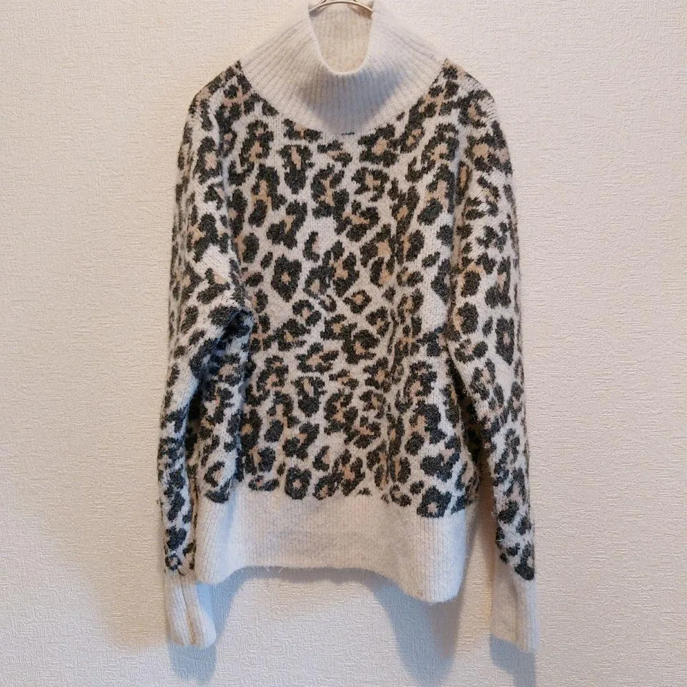 LOFT ヒョウ柄 ハイネック ニットセーター S 生成り 起毛素材 冬コーデ