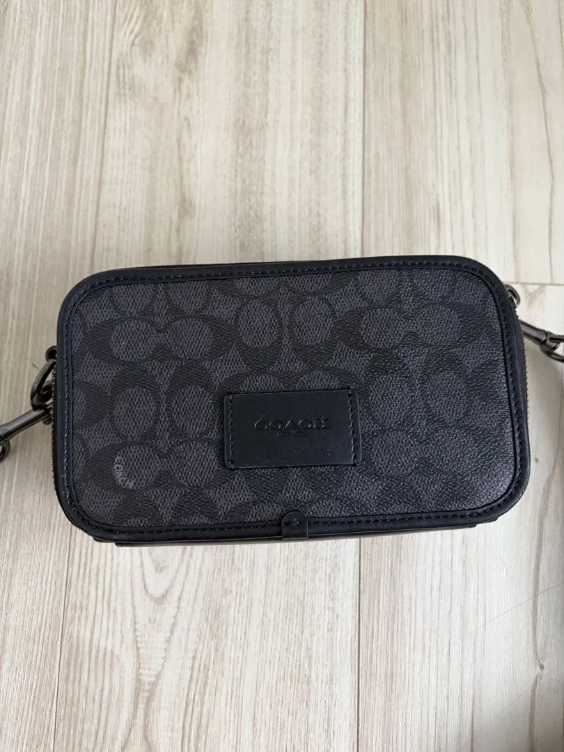 กระเป๋าสะพาย COACH สีดำ ลดราคาค่อนข้างถูกเลยทีเดียว