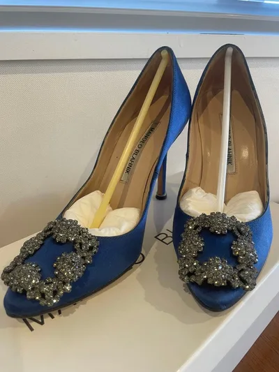 MANOLO BLAHNIK ブルーサテン パンプス ビジュー