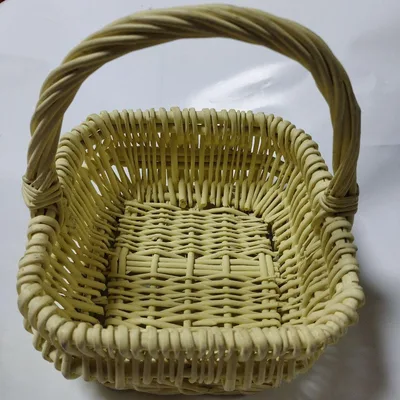 クリーム色のバスケット とうのかご