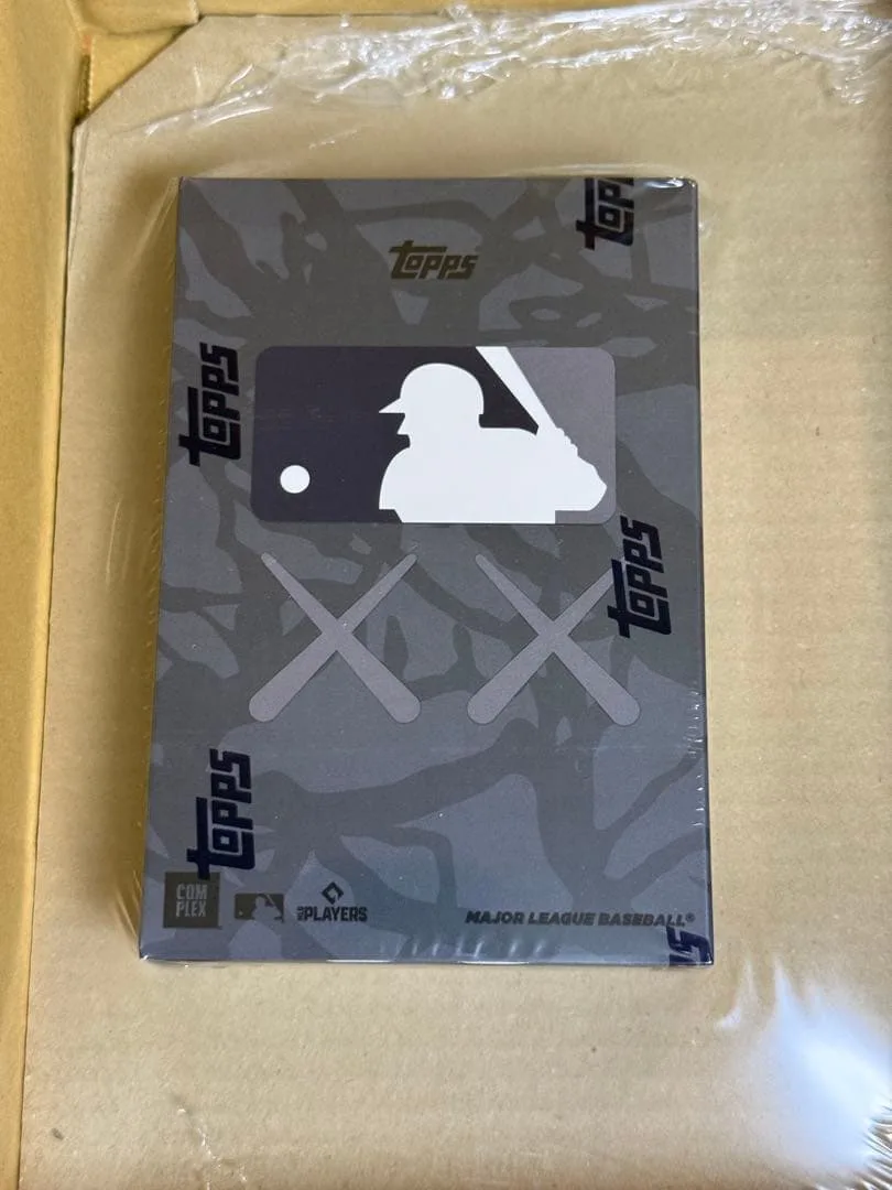 Topps KAWS MLB トレーディングカード 1箱