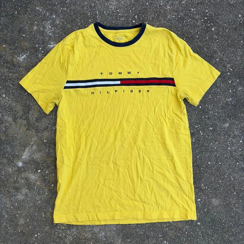 トミーヒルフィガー フラッグロゴ Tシャツ イエロー リンガー archive