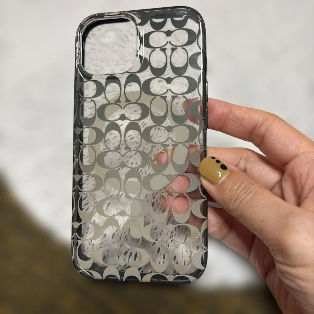 COACH iPhone15ケース シグネチャー柄
