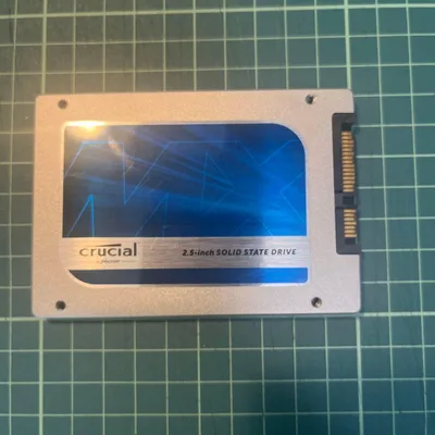 Crucial MX100 256GB 2.5インチ SSD 本体