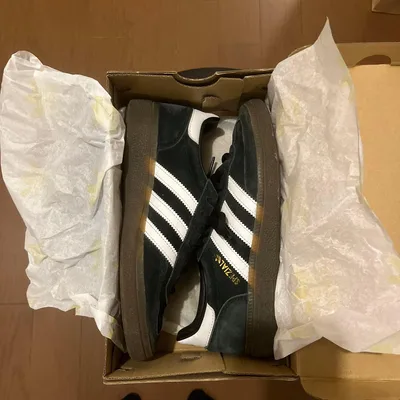 รองเท้าผ้าใบ Adidas พิเศษ