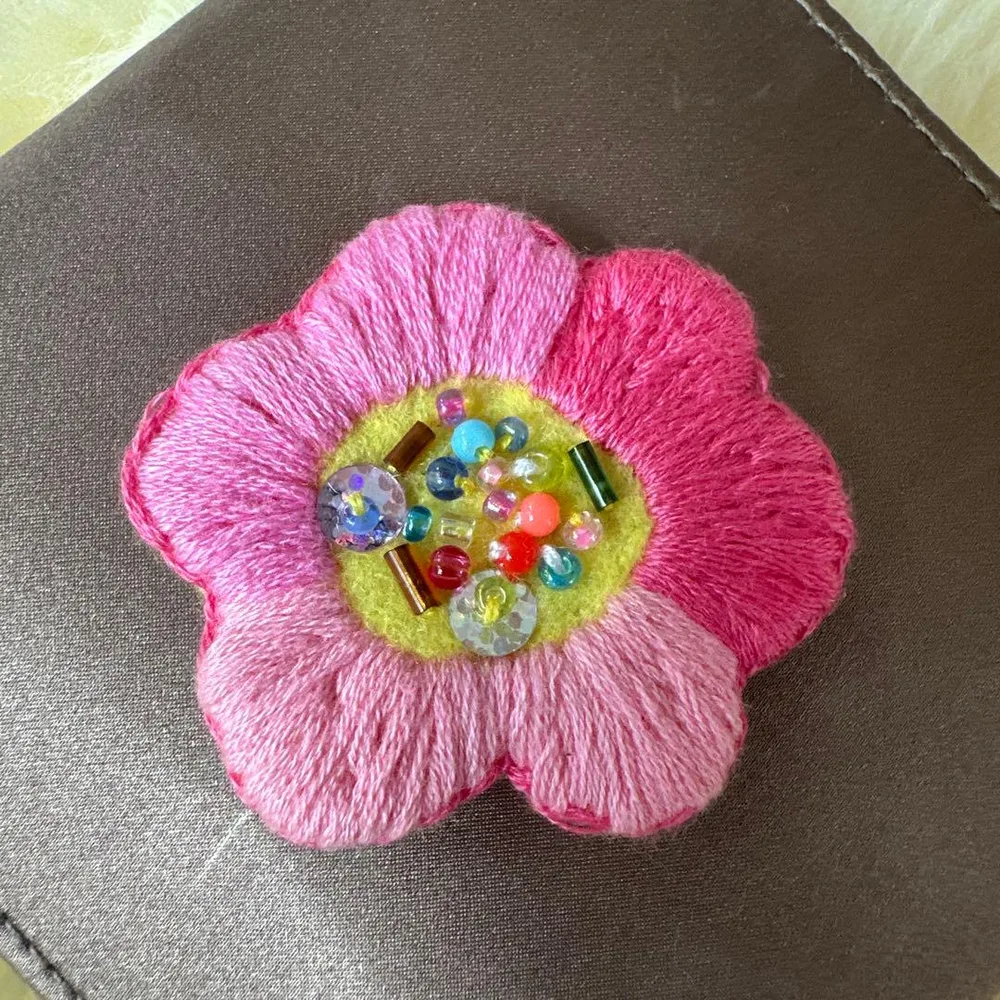 ハンドメイド 花モチーフ 刺繍ブローチ