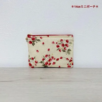 ⚠難あり 14㎝ ふわふわミニポーチ いちご柄 ハンドメイド