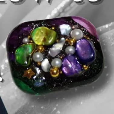 【ハンドメイドアクセサリー】レジン ブローチ シェル&パール 黒×金 紫 緑