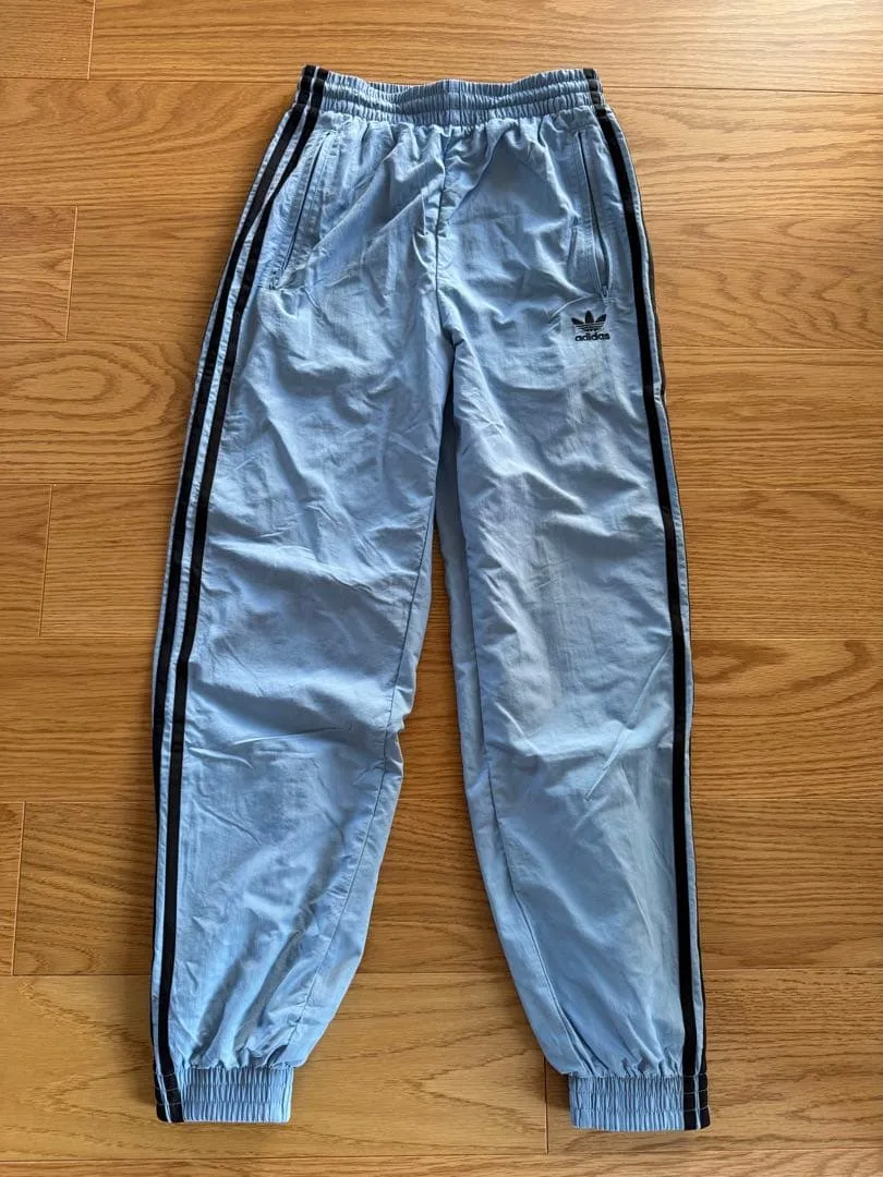 adidas トラックパンツ ライトブルー
