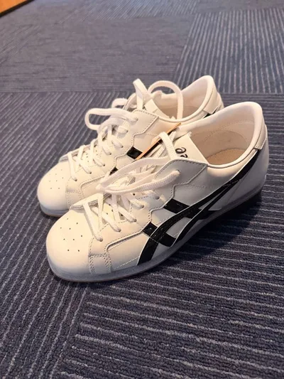 ASICS รองเท้าผ้าใบสีขาวดำ