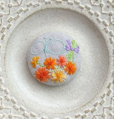 ミナペルホネン くるみボタン 刺繍ブローチ ハンドメイド