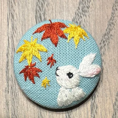 刺繍 ブローチ うさぎと紅葉 No.55