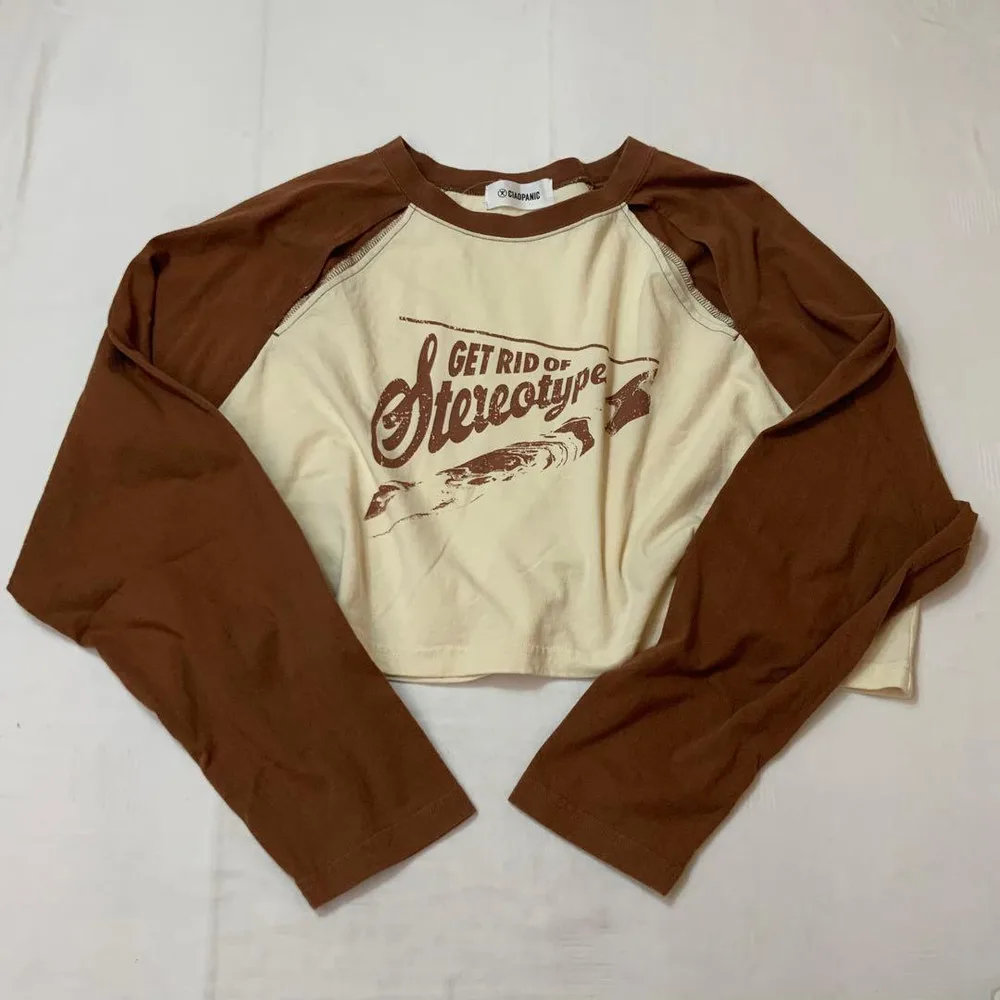 チャオパニック ショルダーカットアウトクロップド ラグランプリントTシャツ
