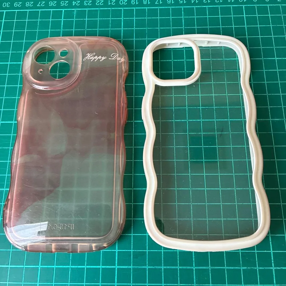 iPhone 15用 ウェーブデザインケース 2種セット 中古