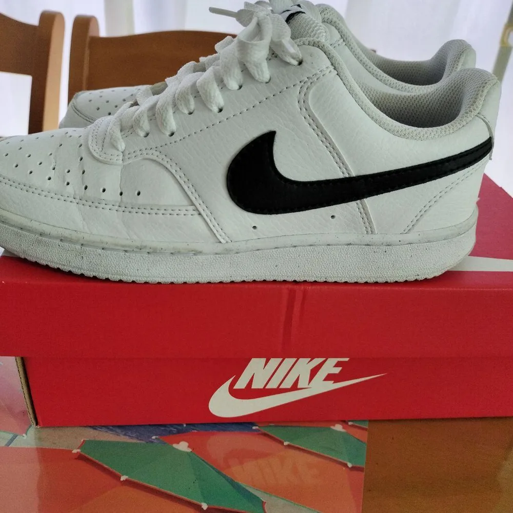 NIKE รองเท้าผ้าใบสีขาวดำ