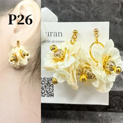 【プチシリーズ】白い花びらのぎゅっと可憐なピアス/イヤリング P26