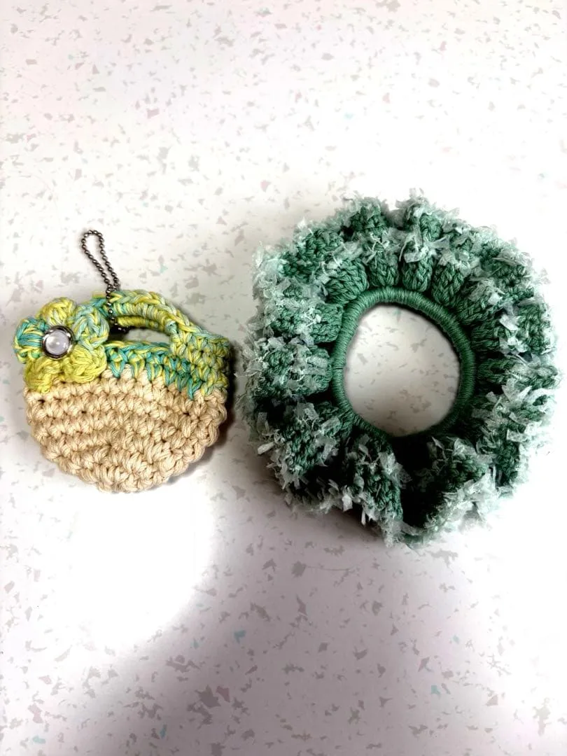 ハンドメイド シュシュ ミニバッグチャーム 2点セット かぎ針編み ふわふわ