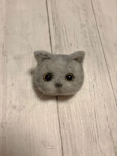 羊毛フェルト 猫 ブローチ ハンドメイド グレー