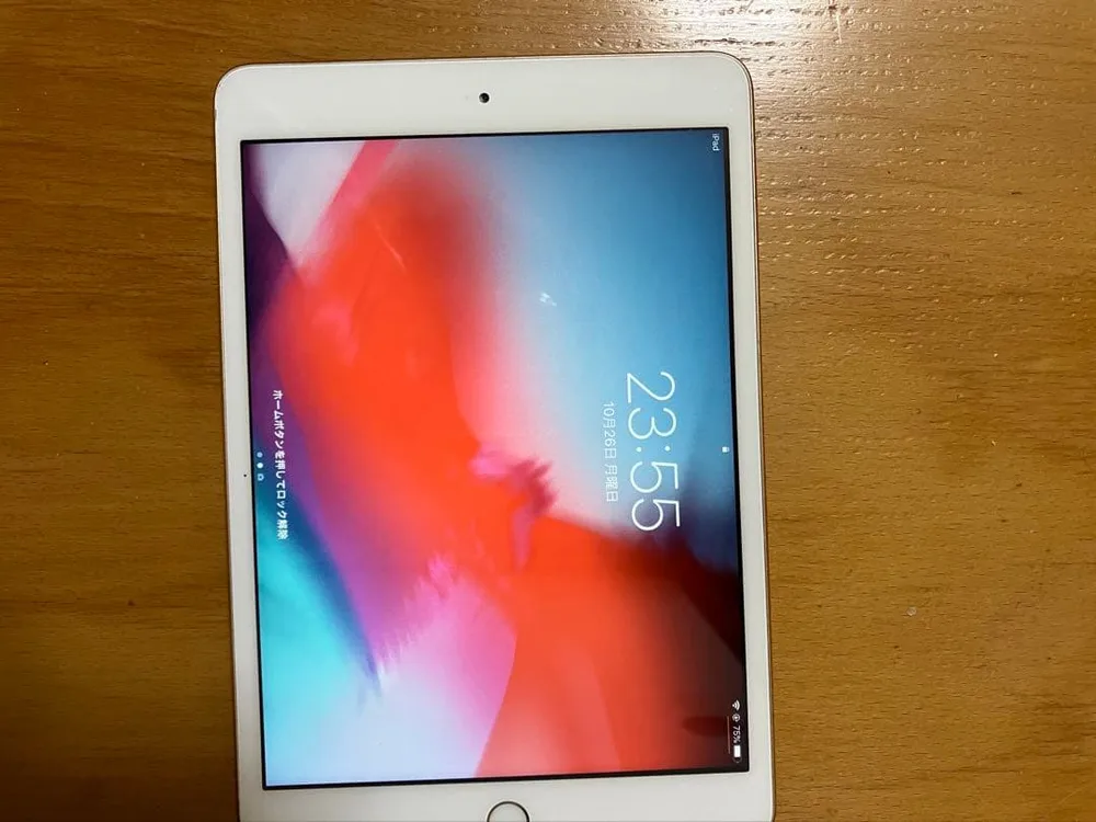 Apple iPad mini 3本体、革のカバー付き