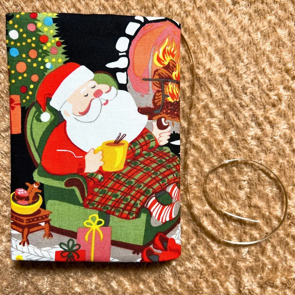 文庫本サイズ アレキサンダーヘンリー サンタズコージークリスマス柄 ブックカバー