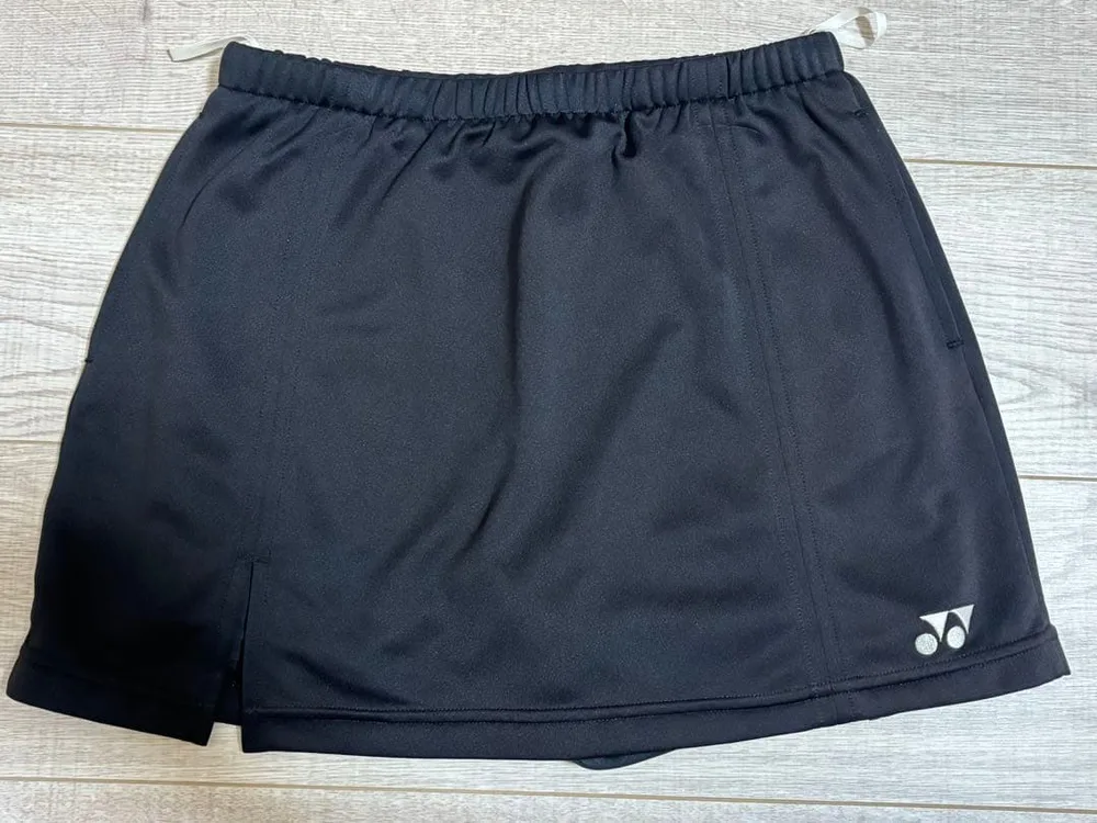美品 YONEX ヨネックス スコート M 黒 ブラック