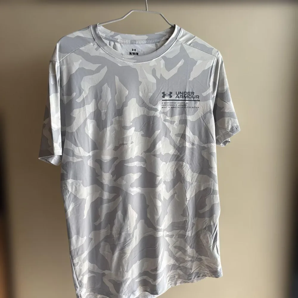 UNDER ARMOUR カモフラ柄 Tシャツ M