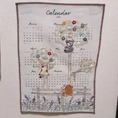 2027年 ファブリックカレンダー 猫 刺繍