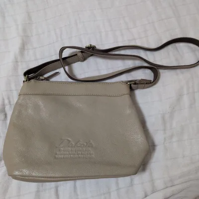 Dakota Dakota กระเป๋าสะพายสีเบจ