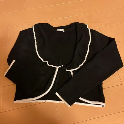 BeBe ブラック フリル付きカーディガン
