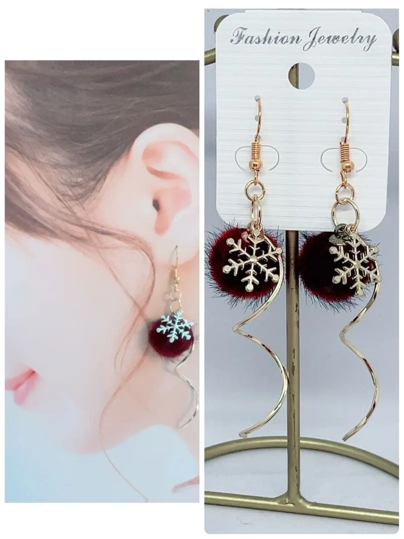 ハンドメイドピアス❤️雪の結晶×ワインレッドファー×ゴールドひねりチャームピアス❤️