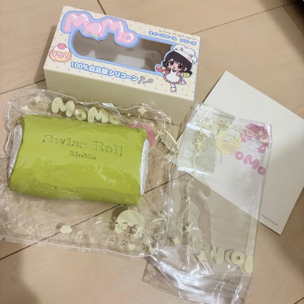 momoスクイーズ 抹茶ロールケーキ