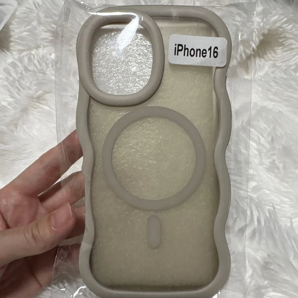 iPhone16 ケース グレーベージュ うねうね MagSafe