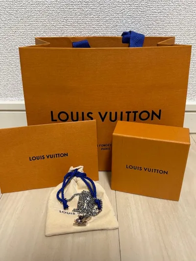 LOUIS VUITTON ルイヴィトン ペンダント・モノグラム ロウ