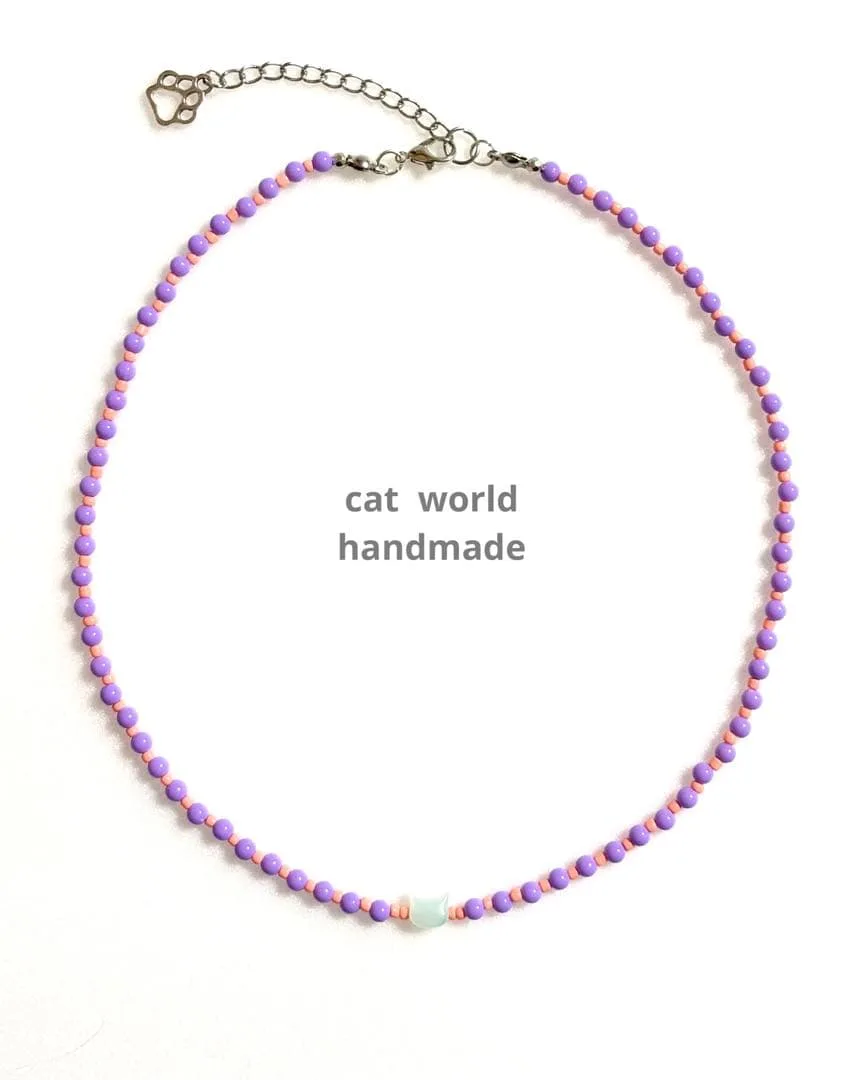 《軽量ビーズネックレス》パステルパープル×ピンク チャーム付 ハンドメイド 猫