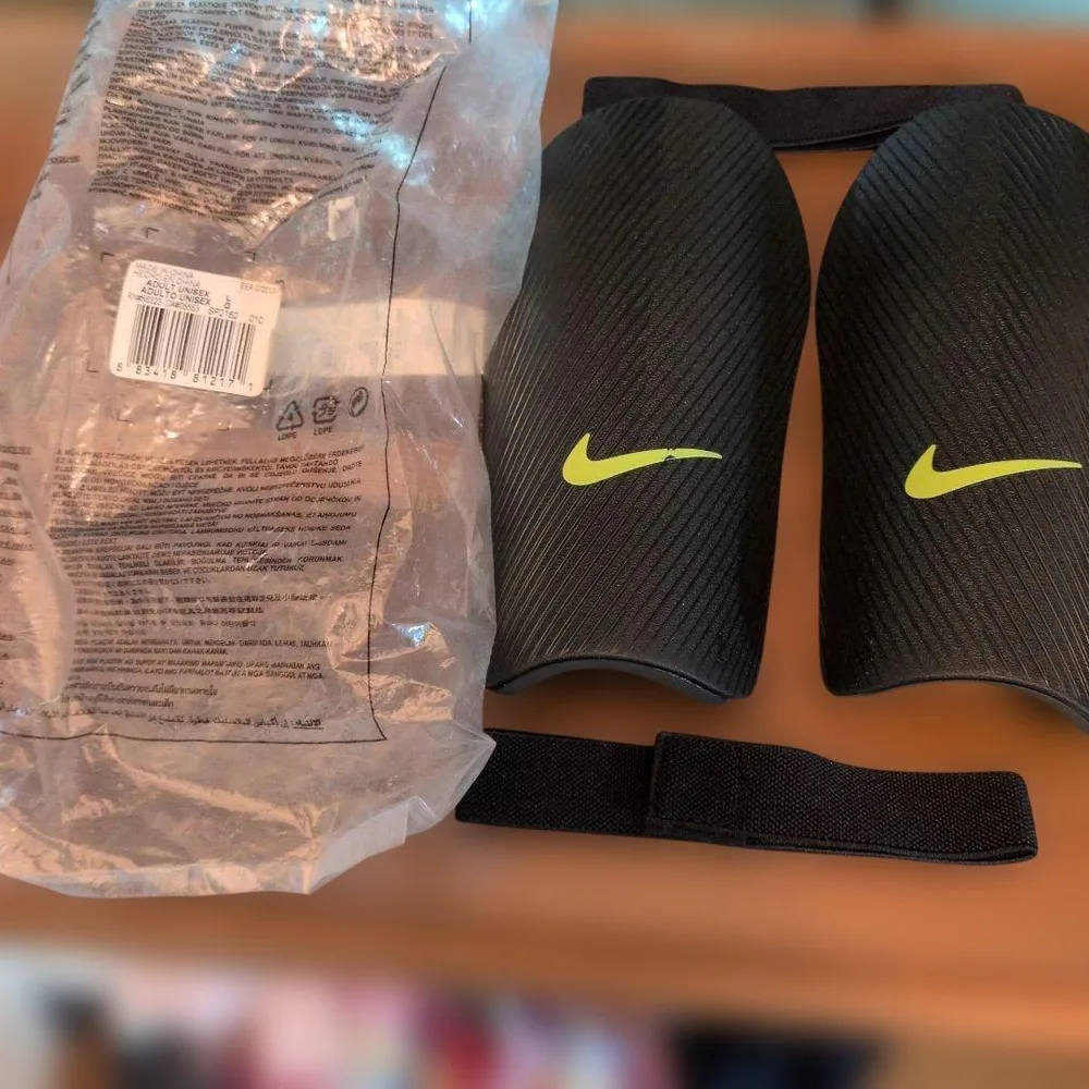 NIKE シンガード SP2162 Lサイズ バンドは2本。