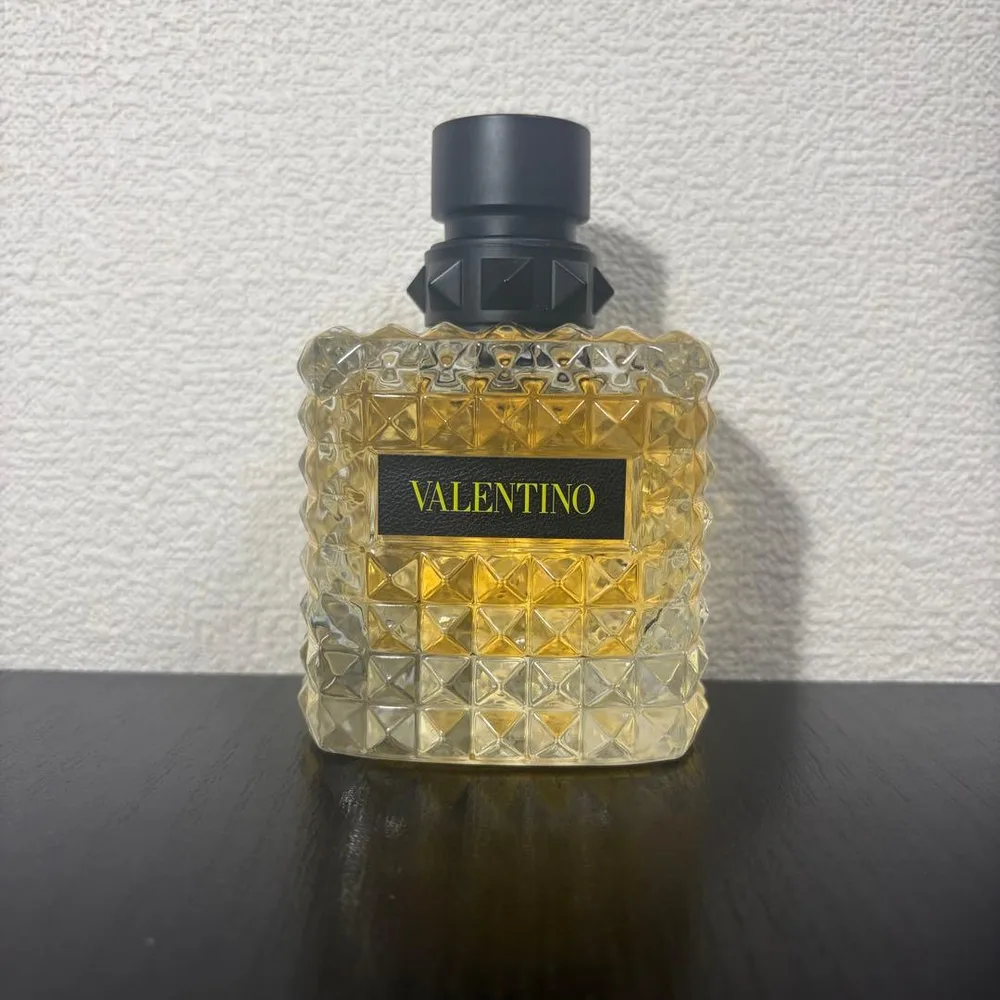 VALENTINO ボーンインローマ イエロードリーム